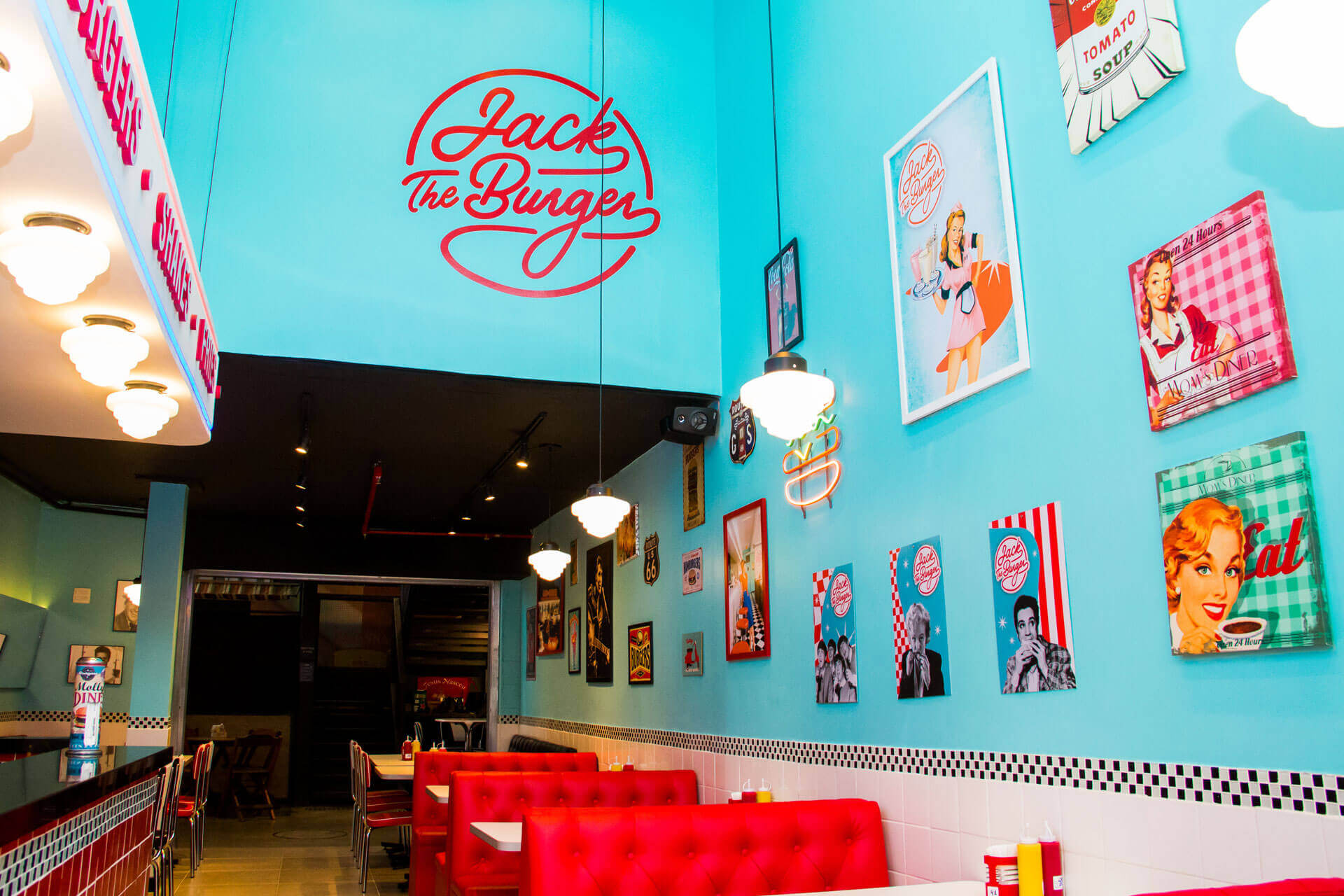 Ambiente original da Jack The Burger: paredes turquesa, bancos vermelhos e referências ao cinema